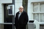 Den Haag 11 april 2018
Oud minister Jan Pronk wacht op de tram in Den Haag