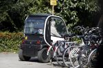 Amsterdam 17 april 2018
Jasper Krabbe helpt zijn moeder Herma Krabbe die met een kruk loopt