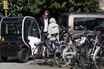 Amsterdam 17 april 2018
Jasper Krabbe helpt zijn moeder Herma Krabbe die met een kruk loopt