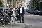 Amsterdam 17 april 2018
Jasper Krabbe helpt zijn moeder Herma Krabbe die met een kruk loopt