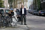 Amsterdam 17 april 2018
Jasper Krabbe helpt zijn moeder Herma Krabbe die met een kruk loopt
