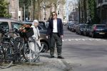 Amsterdam 17 april 2018
Jasper Krabbe helpt zijn moeder Herma Krabbe die met een kruk loopt