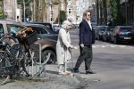 Amsterdam 17 april 2018
Jasper Krabbe helpt zijn moeder Herma Krabbe die met een kruk loopt