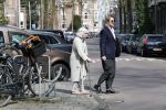 Amsterdam 17 april 2018
Jasper Krabbe helpt zijn moeder Herma Krabbe die met een kruk loopt