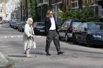 Amsterdam 17 april 2018
Jasper Krabbe helpt zijn moeder Herma Krabbe die met een kruk loopt