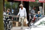 Amsterdam / Loosdrecht 12 mei 2018
Jeroen Pauw en zijn vriendin Zoe doen boodschappen in Amsterdam waarna ze naar hun boot in Loosdrecht rijden.