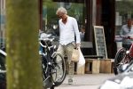 Amsterdam / Loosdrecht 12 mei 2018
Jeroen Pauw en zijn vriendin Zoe doen boodschappen in Amsterdam waarna ze naar hun boot in Loosdrecht rijden.