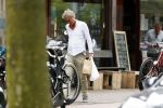 Amsterdam / Loosdrecht 12 mei 2018
Jeroen Pauw en zijn vriendin Zoe doen boodschappen in Amsterdam waarna ze naar hun boot in Loosdrecht rijden.