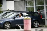 Amsterdam / Loosdrecht 12 mei 2018
Jeroen Pauw en zijn vriendin Zoe doen boodschappen in Amsterdam waarna ze naar hun boot in Loosdrecht rijden.