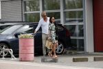 Amsterdam / Loosdrecht 12 mei 2018
Jeroen Pauw en zijn vriendin Zoe doen boodschappen in Amsterdam waarna ze naar hun boot in Loosdrecht rijden.
