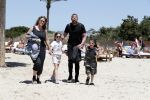 ibiza 2 mei 2018
Johnny Heitinga met zijn vrouw Chartlotte en kinderen Jezebel en Lennox op het strand bij coco beach