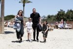 ibiza 2 mei 2018
Johnny Heitinga met zijn vrouw Chartlotte en kinderen Jezebel en Lennox op het strand bij coco beach
