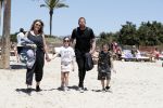 ibiza 2 mei 2018
Johnny Heitinga met zijn vrouw Chartlotte en kinderen Jezebel en Lennox op het strand bij coco beach