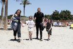 ibiza 2 mei 2018
Johnny Heitinga met zijn vrouw Chartlotte en kinderen Jezebel en Lennox op het strand bij coco beach