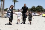 ibiza 2 mei 2018
Johnny Heitinga met zijn vrouw Chartlotte en kinderen Jezebel en Lennox op het strand bij coco beach