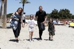 ibiza 2 mei 2018
Johnny Heitinga met zijn vrouw Chartlotte en kinderen Jezebel en Lennox op het strand bij coco beach