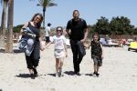 ibiza 2 mei 2018
Johnny Heitinga met zijn vrouw Chartlotte en kinderen Jezebel en Lennox op het strand bij coco beach