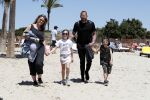ibiza 2 mei 2018
Johnny Heitinga met zijn vrouw Chartlotte en kinderen Jezebel en Lennox op het strand bij coco beach