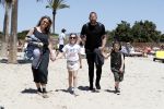 ibiza 2 mei 2018
Johnny Heitinga met zijn vrouw Chartlotte en kinderen Jezebel en Lennox op het strand bij coco beach