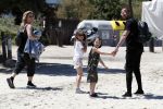 ibiza 2 mei 2018
Johnny Heitinga met zijn vrouw Chartlotte en kinderen Jezebel en Lennox op het strand bij coco beach