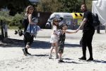 ibiza 2 mei 2018
Johnny Heitinga met zijn vrouw Chartlotte en kinderen Jezebel en Lennox op het strand bij coco beach