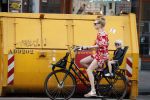 Amsterdam 7 mei 2018
Jolanda v d Berg met dochter op de fiets