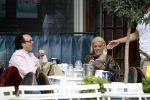 Amsterdam 23 april 2018
Judith Osborn met (een) vriend op straat en op terras bij George in Amsterdam zuid.