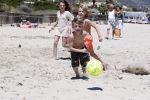 ibiza 2 mei 2018
Johnny Heitinga met zijn vrouw Chartlotte en kinderen Jezebel en Lennox op het strand bij coco beach