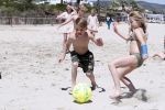ibiza 2 mei 2018
Johnny Heitinga met zijn vrouw Chartlotte en kinderen Jezebel en Lennox op het strand bij coco beach