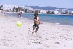 ibiza 2 mei 2018
Johnny Heitinga met zijn vrouw Chartlotte en kinderen Jezebel en Lennox op het strand bij coco beach