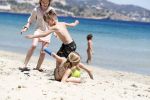 ibiza 2 mei 2018
Johnny Heitinga met zijn vrouw Chartlotte en kinderen Jezebel en Lennox op het strand bij coco beach