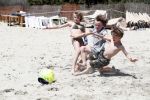ibiza 2 mei 2018
Johnny Heitinga met zijn vrouw Chartlotte en kinderen Jezebel en Lennox op het strand bij coco beach