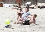 ibiza 2 mei 2018
Johnny Heitinga met zijn vrouw Chartlotte en kinderen Jezebel en Lennox op het strand bij coco beach