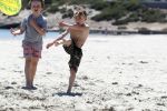 ibiza 2 mei 2018
Johnny Heitinga met zijn vrouw Chartlotte en kinderen Jezebel en Lennox op het strand bij coco beach