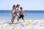 ibiza 2 mei 2018
Johnny Heitinga met zijn vrouw Chartlotte en kinderen Jezebel en Lennox op het strand bij coco beach