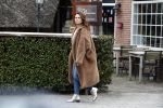 Blaricum 14 april 2018
Leontine Borsato wandelend in het centrum van Blaricum.