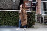 Blaricum 14 april 2018
Leontine Borsato wandelend in het centrum van Blaricum.