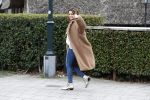 Blaricum 14 april 2018
Leontine Borsato wandelend in het centrum van Blaricum.