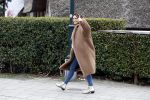 Blaricum 14 april 2018
Leontine Borsato wandelend in het centrum van Blaricum.