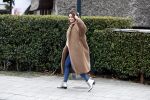 Blaricum 14 april 2018
Leontine Borsato wandelend in het centrum van Blaricum.