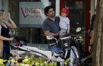 Amsterdam 6 mei 2018
Een zwanger Liza Sips met partner Ralph Manheim en zoon