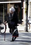 Amsterdam 16 april 2018
Marjan Berk met wandelstok op de beethovenstraat.