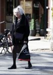 Amsterdam 16 april 2018
Marjan Berk met wandelstok op de beethovenstraat.