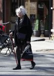 Amsterdam 16 april 2018
Marjan Berk met wandelstok op de beethovenstraat.