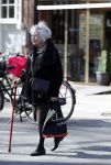 Amsterdam 16 april 2018
Marjan Berk met wandelstok op de beethovenstraat.