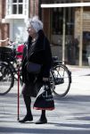 Amsterdam 16 april 2018
Marjan Berk met wandelstok op de beethovenstraat.