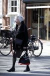 Amsterdam 16 april 2018
Marjan Berk met wandelstok op de beethovenstraat.