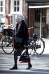 Amsterdam 16 april 2018
Marjan Berk met wandelstok op de beethovenstraat.