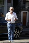 Amsterdam 5 mei 2018
Mark Teurlings brengt kopje koffie