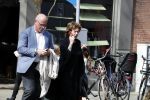 Amsterdam  17 april 2018
Neelie Kroes met een man op terras en op straat op de cornelis schuytstraat